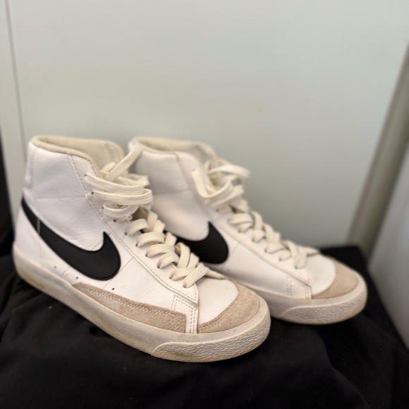 nike sneakers - Picture 2 of 6